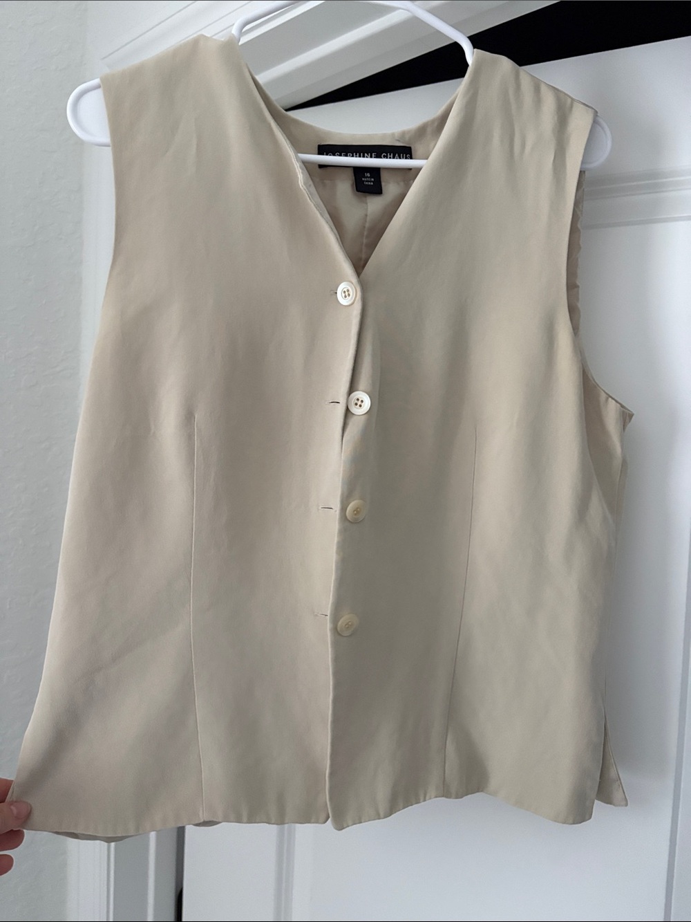 Josephine Chaus Beige Cream Sleeveless Button-Front Top